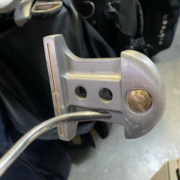 Master grip 415cr golf putter in right handed
Steel shaft 35 length - Picture 3 of 7